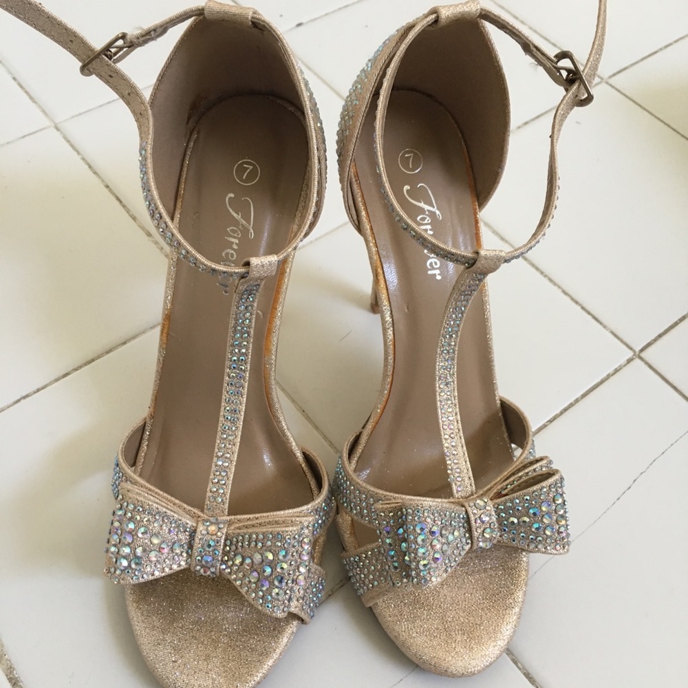 High-heeled shoes